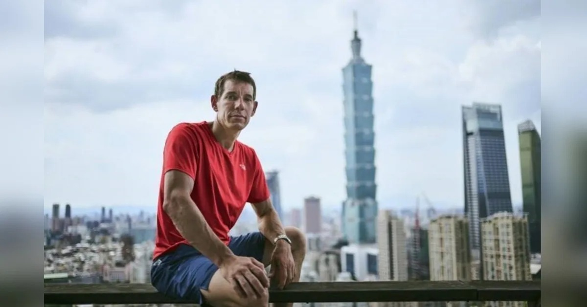 國際知名極限攀岩家霍諾德（Alex Honnold）挑戰徒手攀登101成功。（圖／Netflix提供）