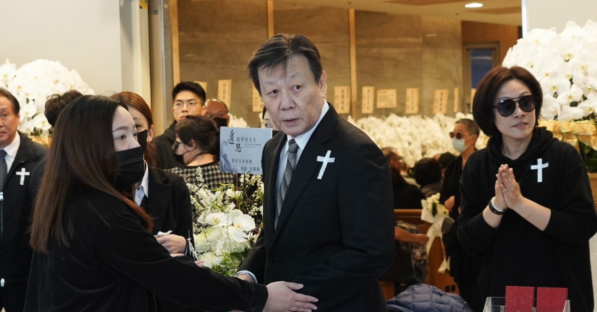 寇世勳神情哀戚送別趙學煌。（圖／東森娛樂）