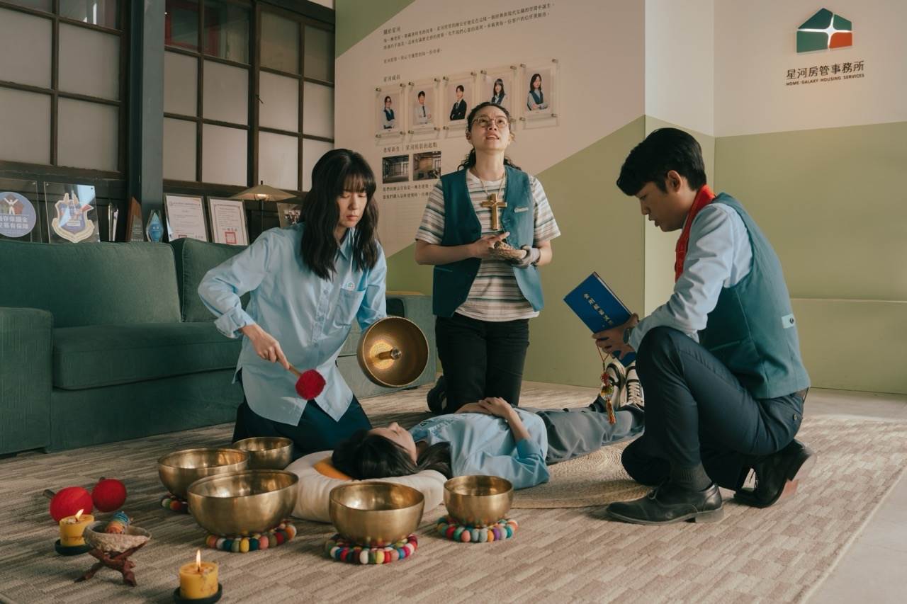 林予晞（左起）、王真琳、謝章穎在《人生只租不賣》中為陳姸霏趕走不好的東西。（圖／公視台語台提供）