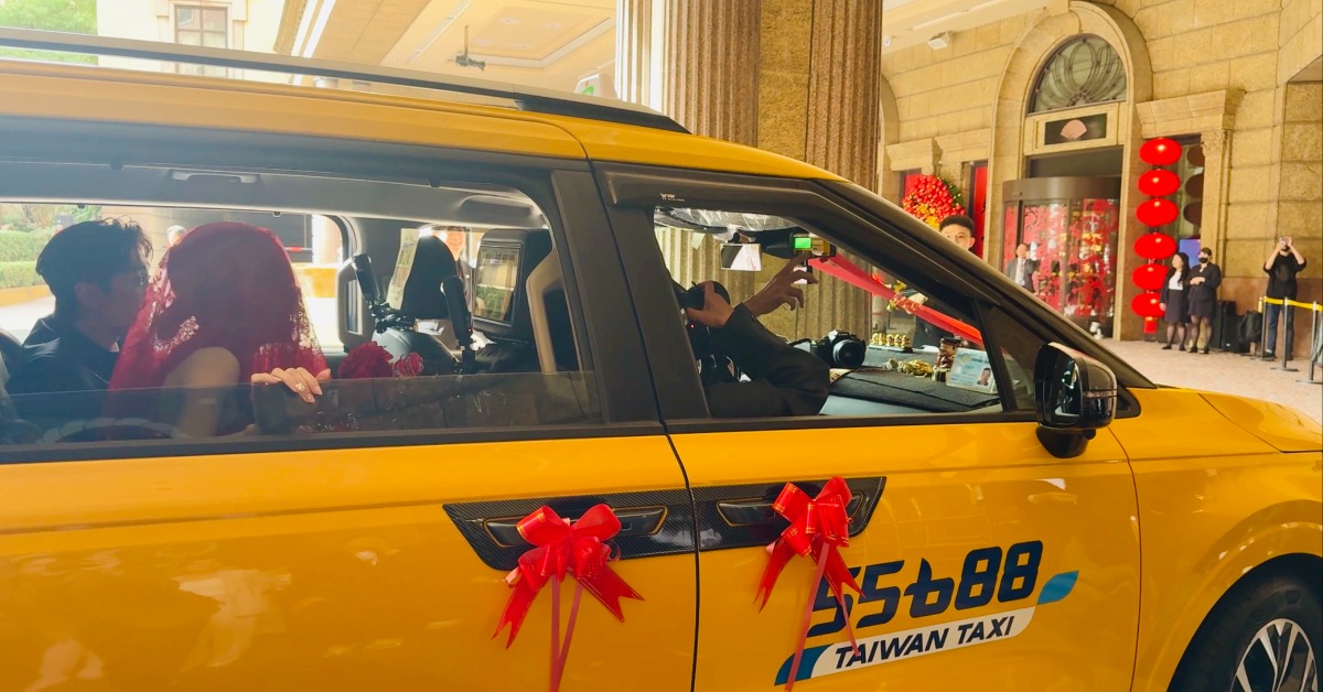 黃路大哥駕駛55688計程車擔任女兒主禮車駕駛。（圖／55688提供）
