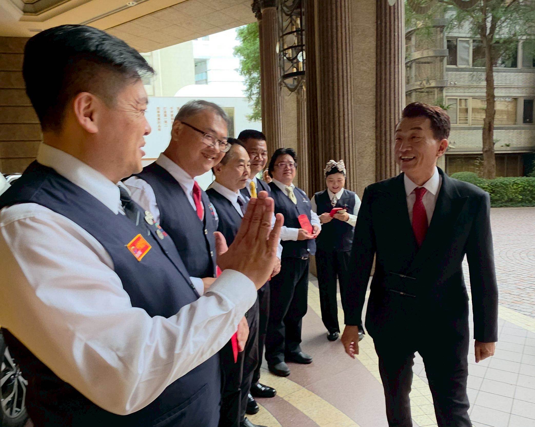 黃路大哥包紅包給台灣大車隊夥伴。（圖／55688提供）