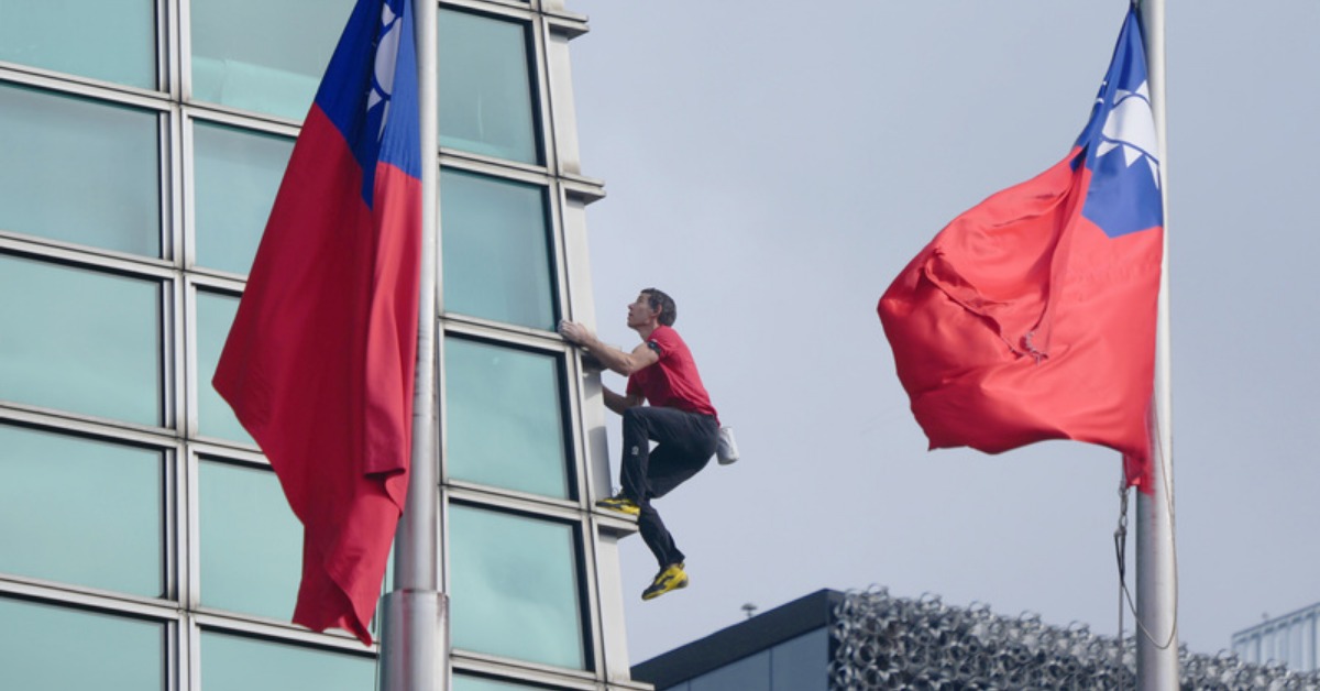 美國自由攀岩好手霍諾德（Alex Honnold）25日徒手攀登台北101大樓，受到各界矚目。（圖／中央社提供）