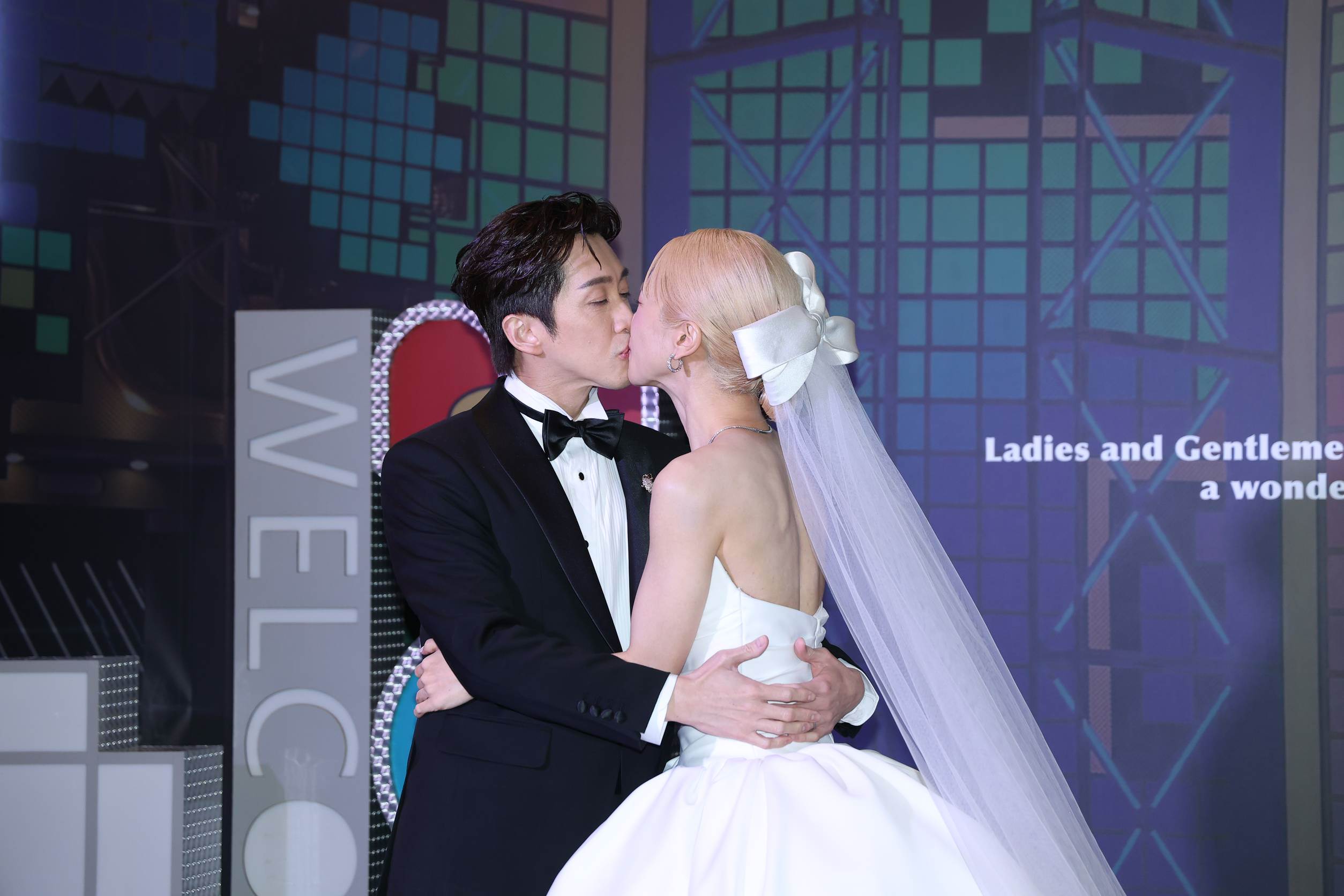 Lulu、陳漢典甜蜜擁吻。（圖／東森娛樂）