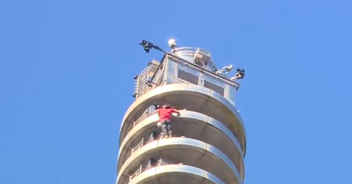 美國攀岩傳奇霍諾德，成功徒手登頂台北101，驚人壯舉引起全球的驚嘆與熱議。（圖／東森新聞）