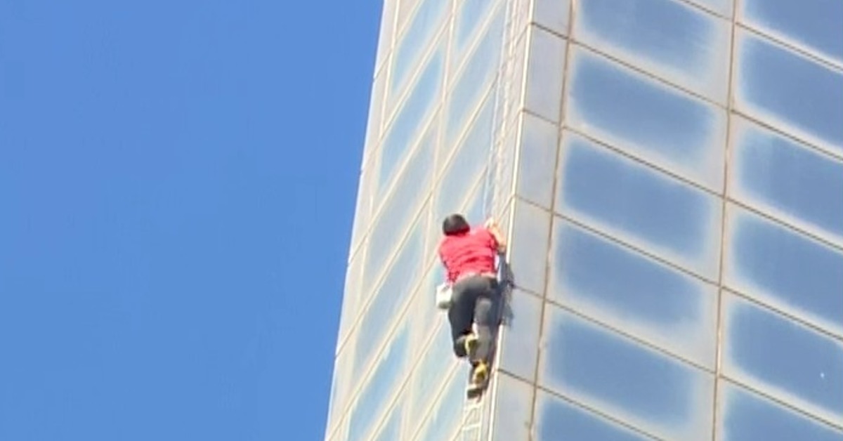 美國傳奇攀岩家艾力克斯霍諾德，僅用1小時31分鐘，就完成徒手攀登101。（圖／東森新聞）