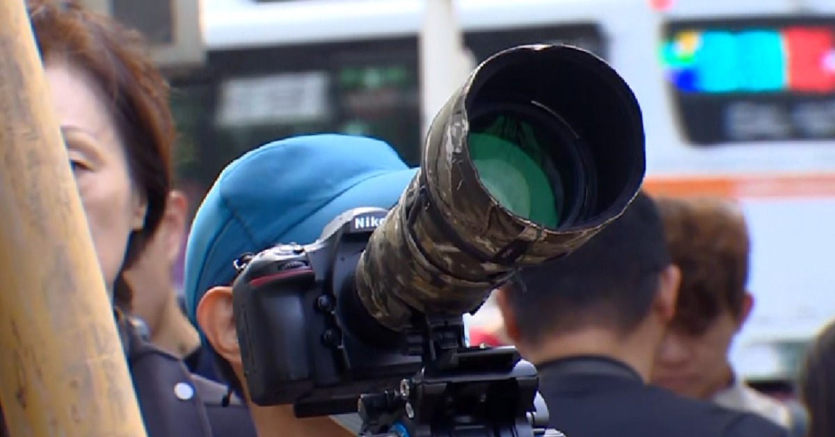 台北101外圍「海景第一排」一早就湧現粉絲，清晨5點半卡位、帶椅守候，還自備專業大砲鏡頭。（圖／東森新聞）