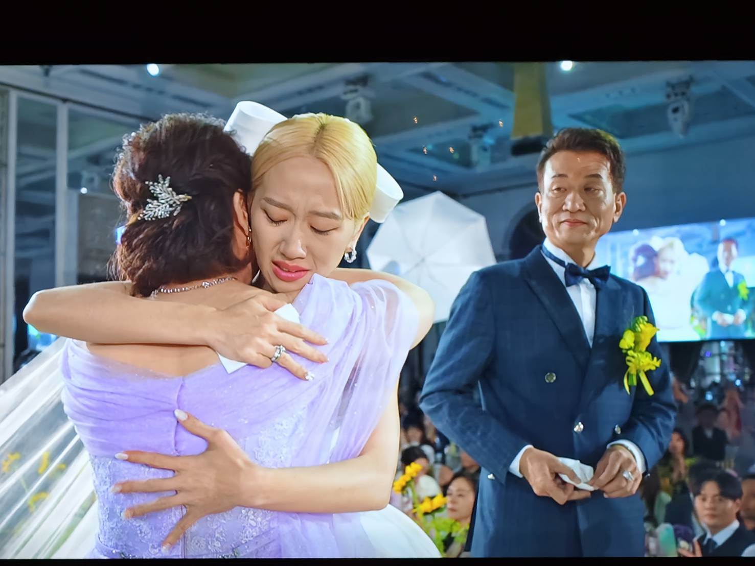 Lulu先後擁抱爸爸與媽媽，父母親親手將愛女託付給陳漢典。（圖／翻攝畫面）