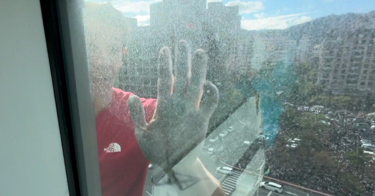 霍諾德臉上掛著燦爛笑容，對著鏡頭開心揮手。（圖／東森新聞）