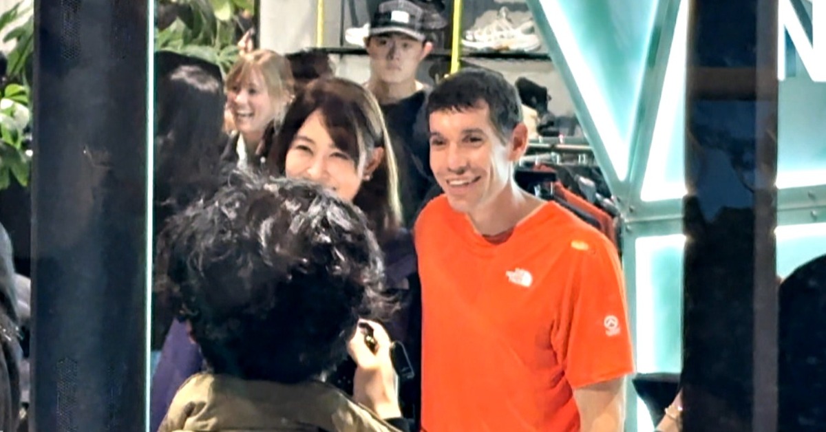 霍諾德現身戶外運動品牌，跟賈永婕等人合照。（圖／東森新聞）