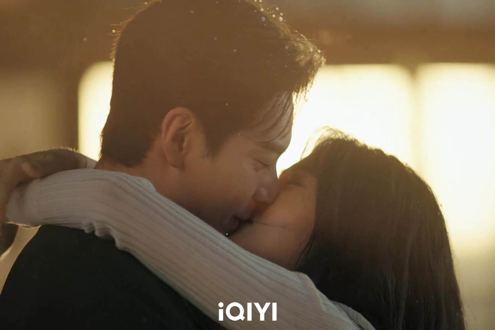 盧昱曉（右）回到陳星旭身邊，在劇本殺世界擁吻。（圖／iQIYI愛奇藝國際版提供）