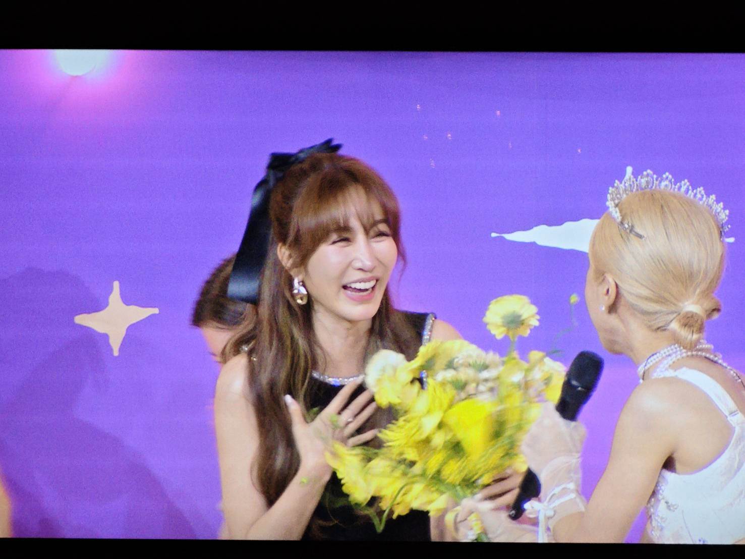 曾莞婷抽中捧花。（圖／翻攝畫面）