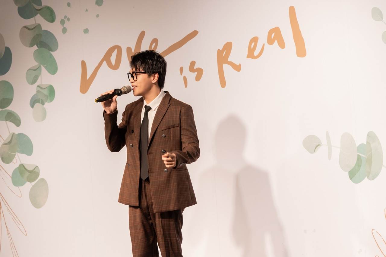 《我說愛你是真的》朱宇青受邀擔任婚禮歌手，深情獻唱〈都可以愛了〉。（圖／結果娛樂提供）