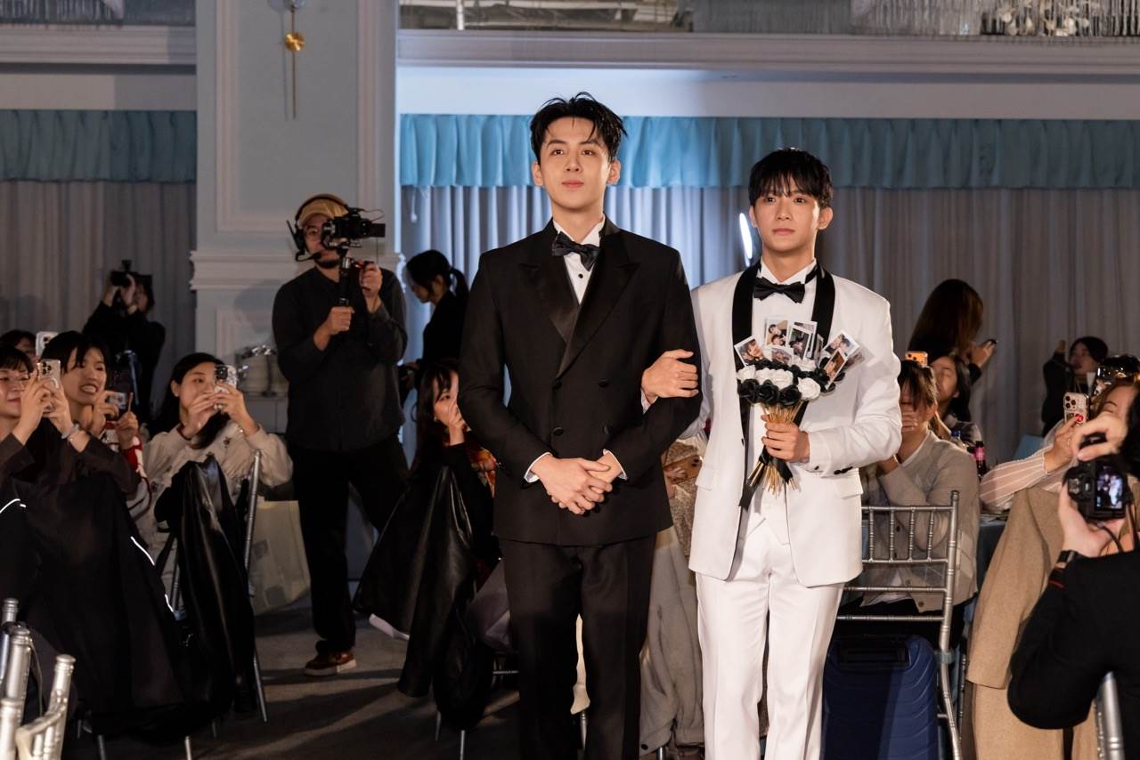 《我說愛你是真的》紀成澔（右）攜手葛兆恩走紅毯，婚禮捧花是以劇中CP的甜蜜拍立得道具設計而成。（圖／結果娛樂提供）