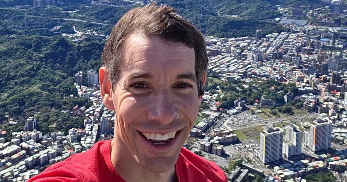 美國攀岩傳奇人物霍諾德（Alex Honnold）今天（25日）挑戰徒手攀登台北101大樓壯舉，耗時1小時31分鐘提前完成任務。（圖／NETFLIX Threads）