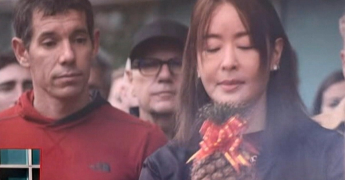 101董事長賈永婕特地準備供品，站在一旁的霍諾德則露出滿臉困惑的表情。（圖／翻攝自NETFLIX）