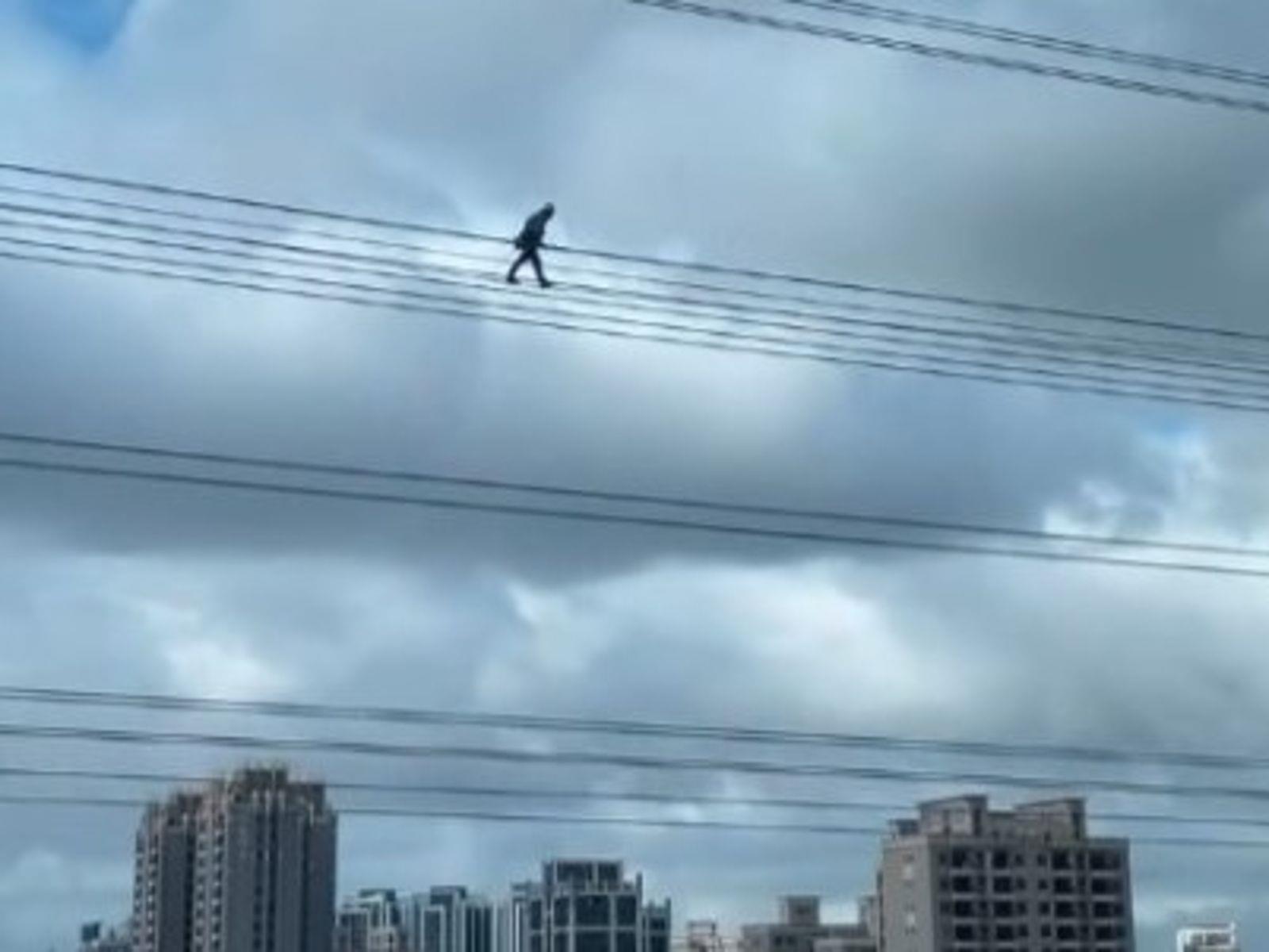 民眾目擊維修人員直接走在高空電纜線上檢修。（圖／Threads@eleanorwu0114授權提供／鏡週刊）