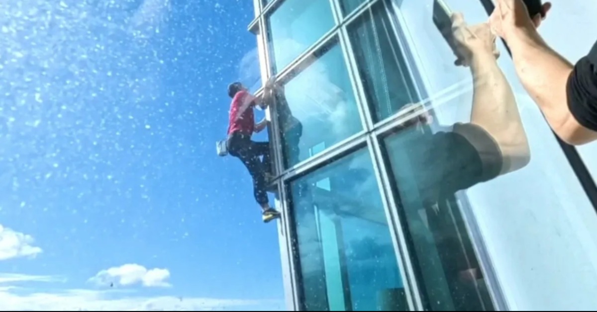 攀岩大神霍諾德以徒手攀登方式成功登頂101。（圖／東森新聞）