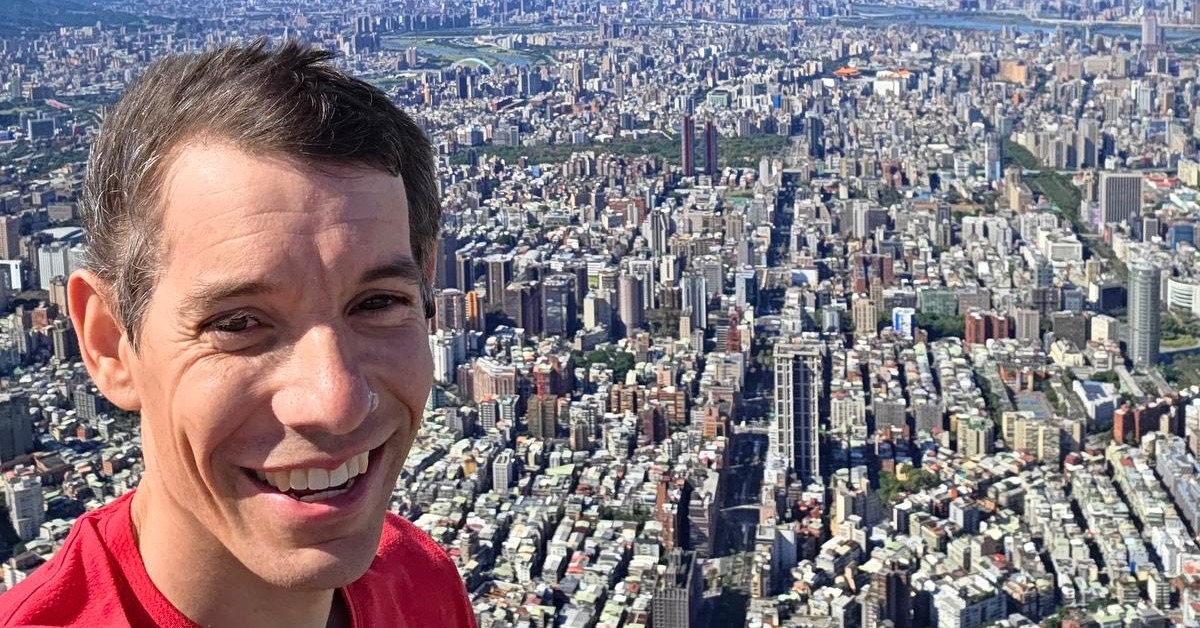 美國極限攀岩傳奇艾力克斯・霍諾德（Alex Honnold）成功完成徒手攀登台北101的壯舉。（圖／翻攝自Alex Honnold臉書）