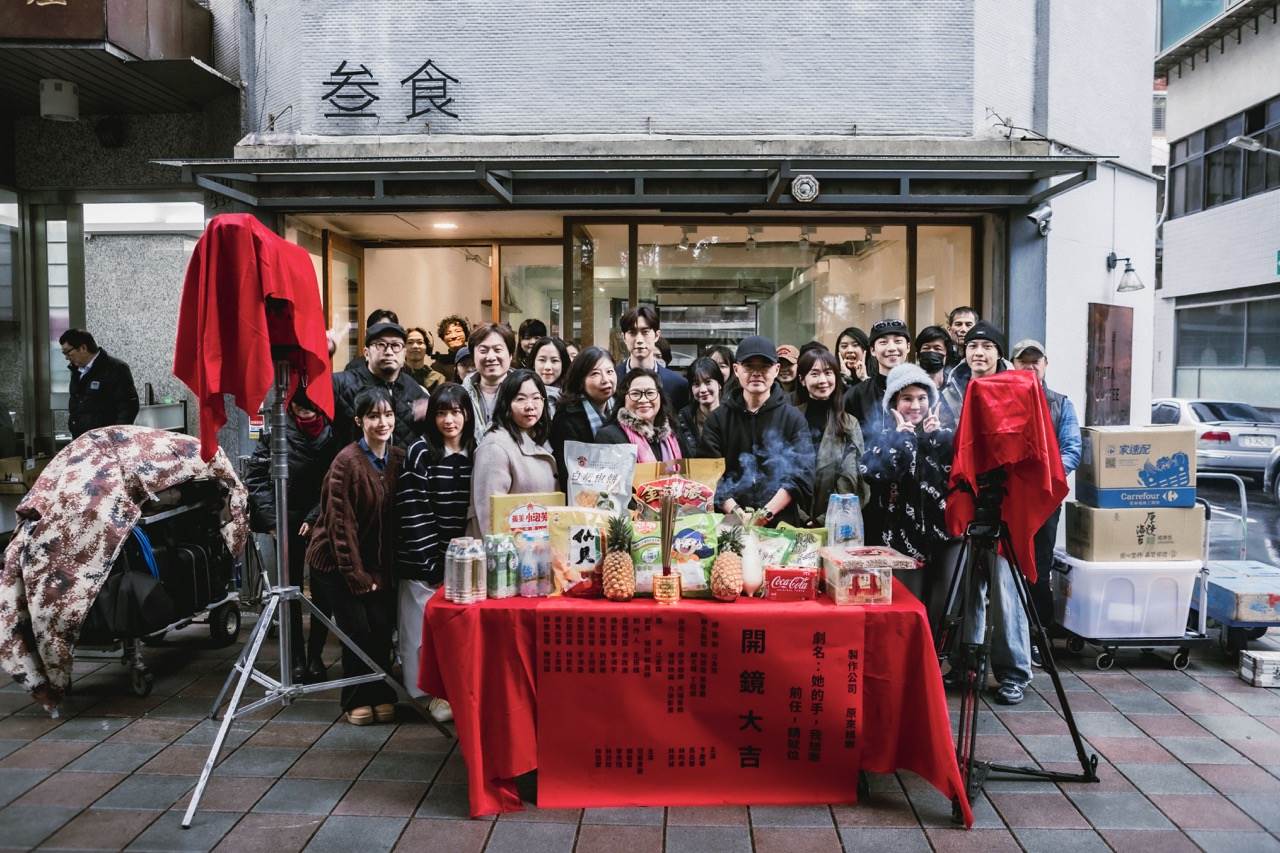 億萬票房導演江金霖領軍，臺灣豎屏劇天花板《她的手，我想牽》正式開鏡。（圖／原來娛樂提供）
