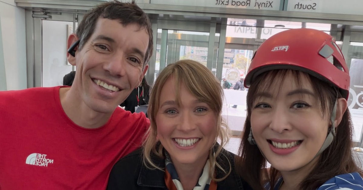 美國極限攀岩傳奇艾力克斯・霍諾德（Alex Honnold）成功完成徒手攀登台北101的壯舉。（圖／翻攝自賈永婕臉書）