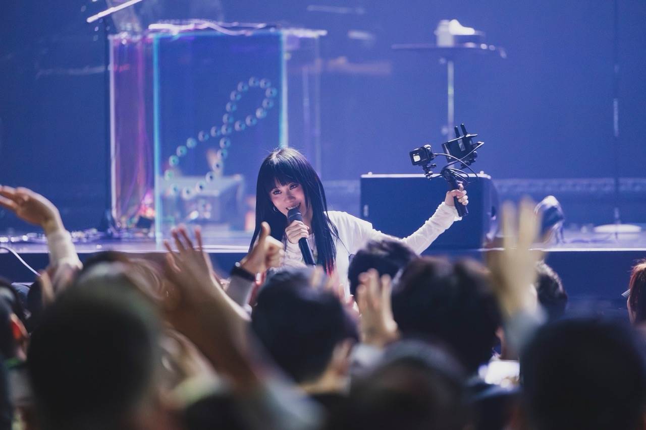 白安手拿live攝影機走入觀眾席，與歌迷近距離互動。（圖／相信音樂提供）