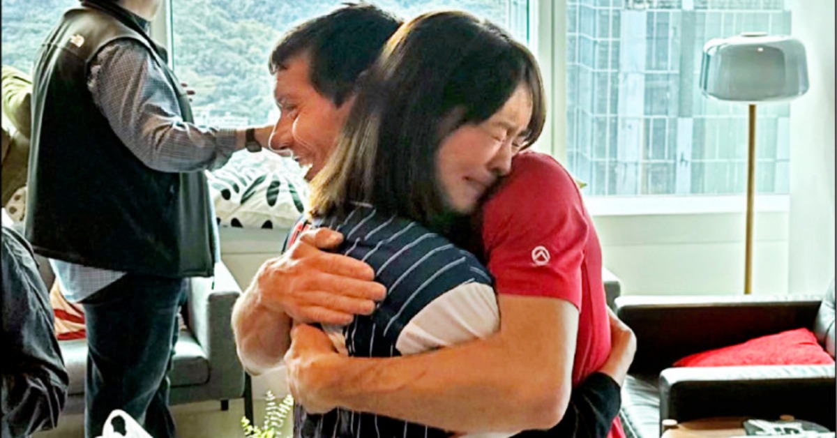 賈永婕在霍諾德成功攀登台北101後激動擁抱對方。（圖／賈永婕IG）