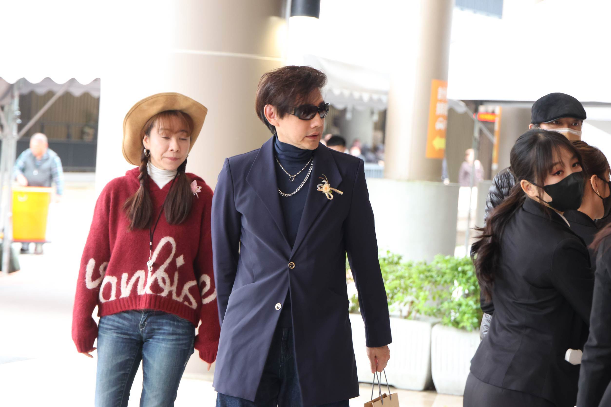 包偉銘盛裝出席曹西平追思會。（圖／東森娛樂）