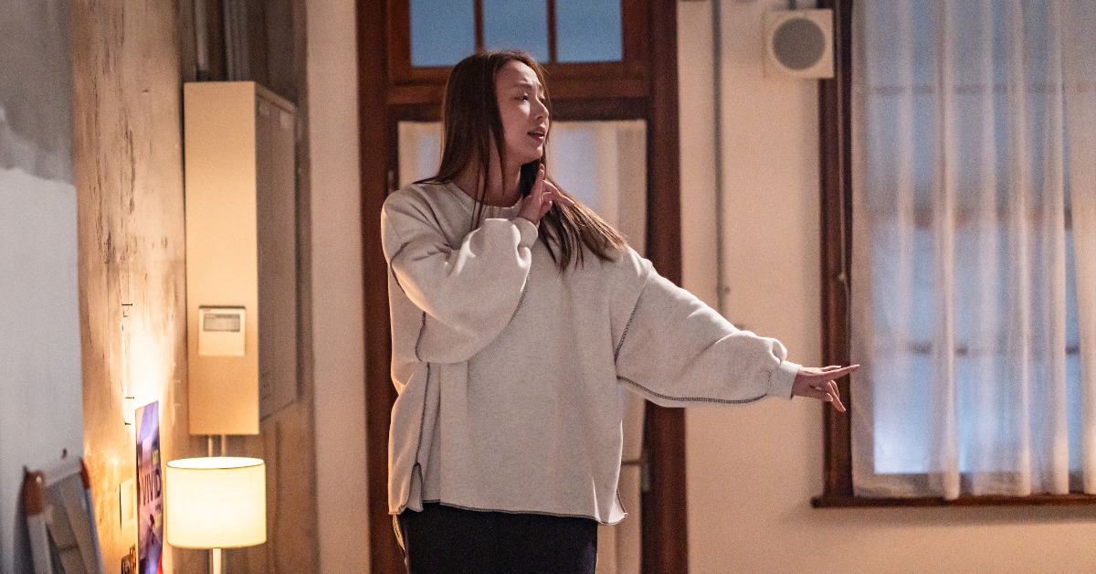 《啵me之我的青春住了鬼》李雪在片中也要挑戰歌仔戲曲舞步與動作。（圖／風暴國際）