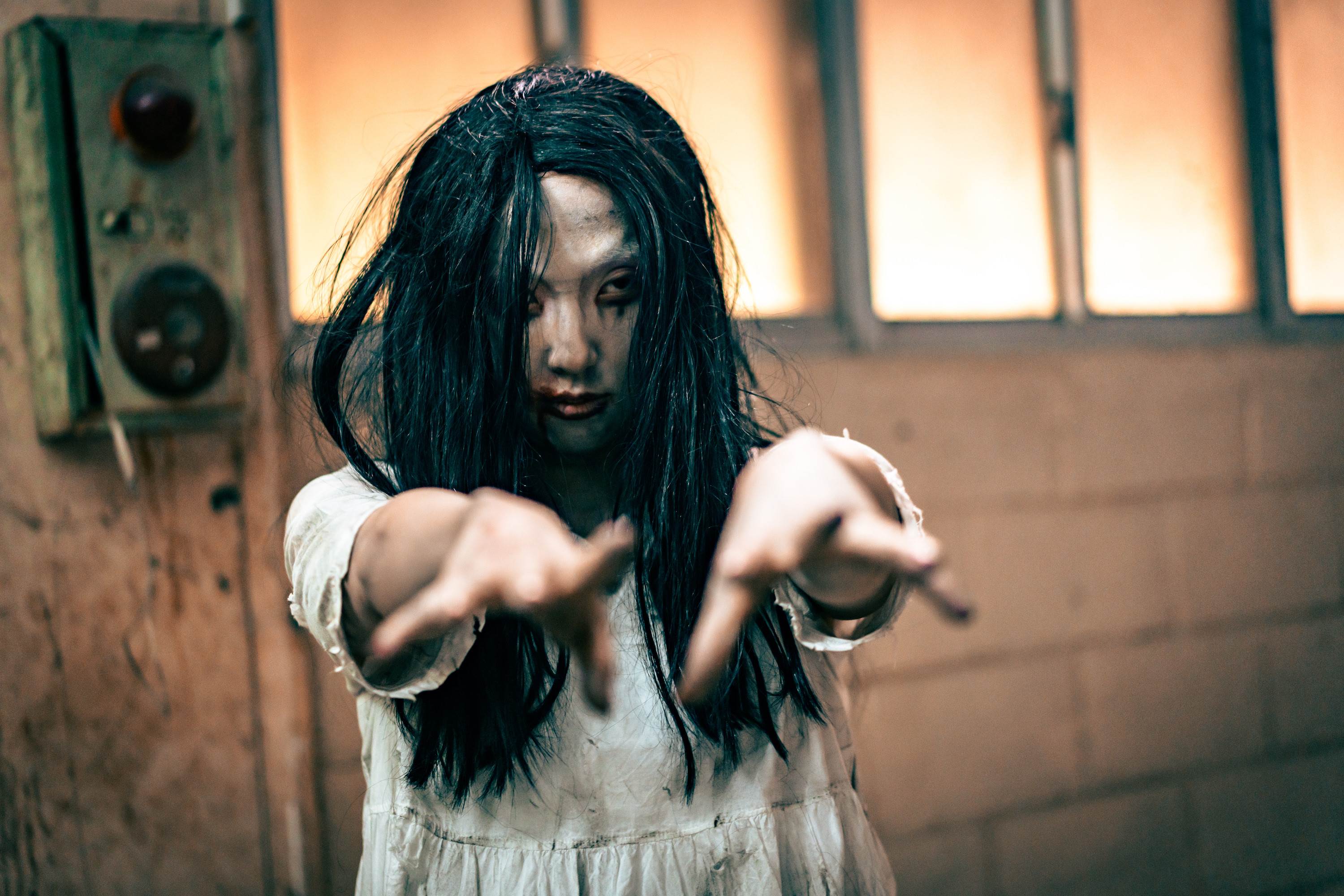 《啵me之我的青春住了鬼》李雪扮鬼嚇人，同時展現驚人的肢體表現力。（圖／風暴國際）