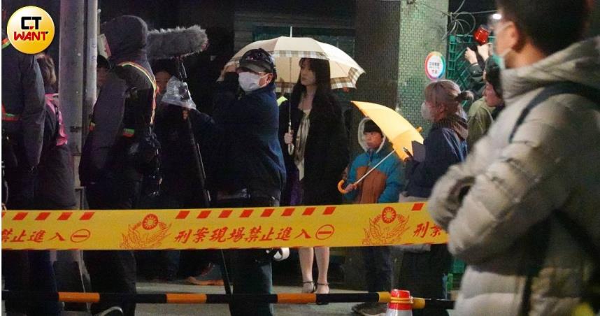 柯佳嬿完成妝髮後現身，這回她演出兩個孩子的媽。劇組大規模封街，現場警車、封鎖線與大批工作人員嚴陣以待。（圖／CTWANT攝影組）