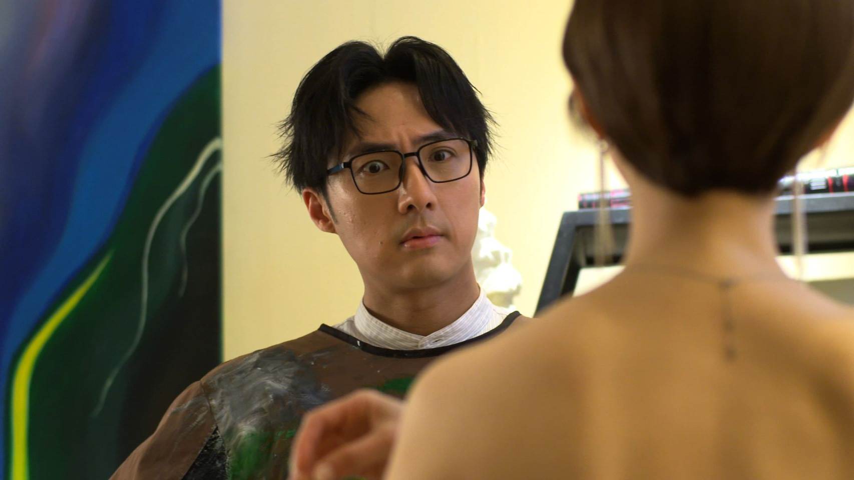 李運慶親自指導王晴擺姿勢，兩人近距離互動火花四射，畫面充滿張力。（圖／民視）