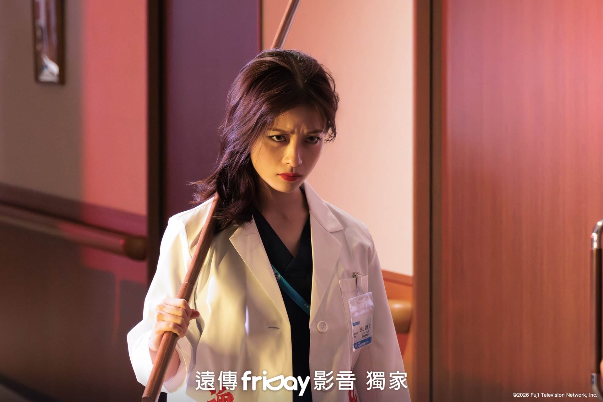 日本人氣女星橋本環奈在日劇《不良醫！》中挑戰「前不良少女卻成為醫師」反差角色。（圖／friDay影音提供）