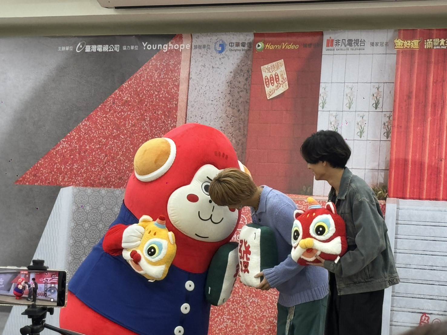 日本男團King & Prince高橋海人和吉祥物互動羨煞旁人。（圖／記者楊雅芸攝）