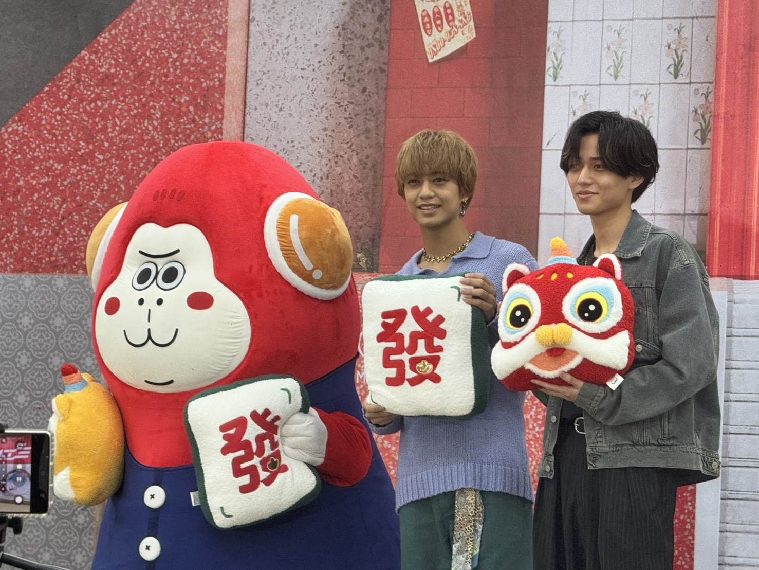日本男團King & Prince高橋海人和吉祥物互動羨煞旁人。（圖／記者楊雅芸攝）