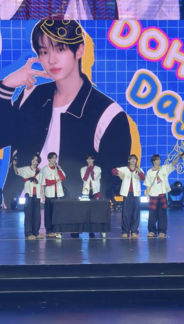 男團TWS在高雄流行音樂中心舉辦世巡演唱會，成員和粉絲一起為DOHOON慶生。（圖／讀者提供）