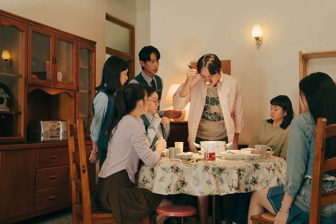 《人生只租不賣》探討各式租屋狀況，馬俊麟飾演的房東兒子想將母親房子賣掉。（圖／公視台語台提供）