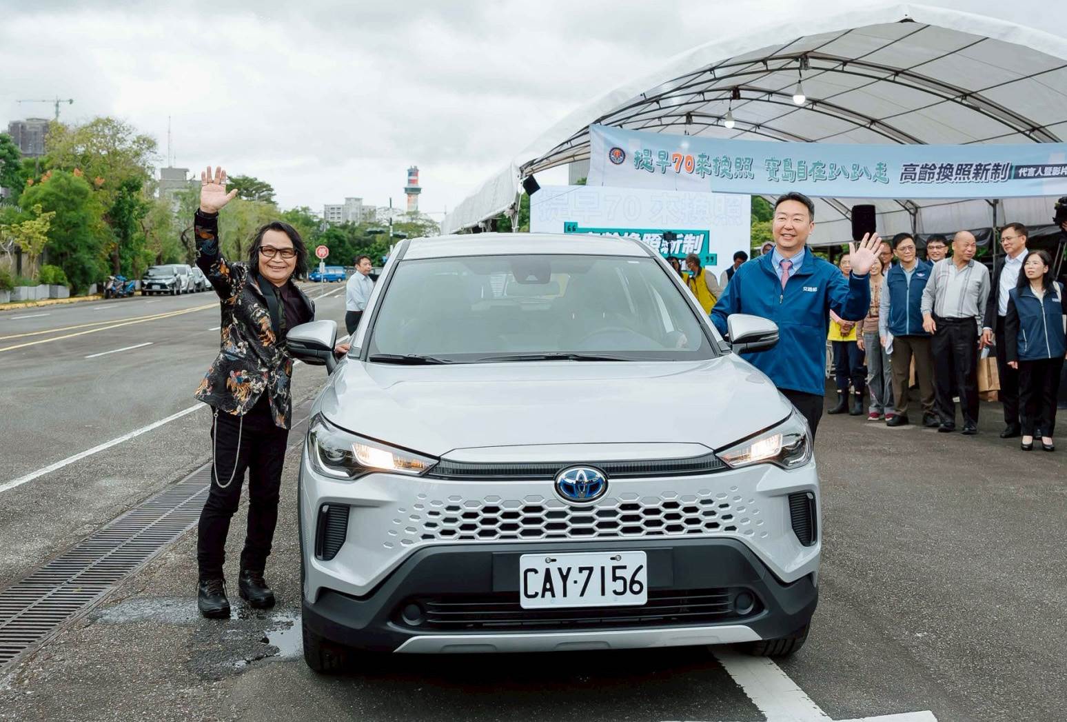 沈文程開車載著交通部長陳世凱進場。（圖／大大娛樂提供）