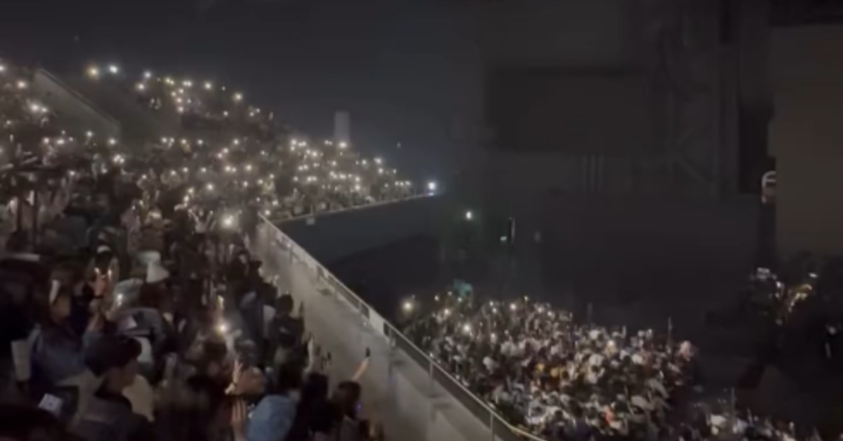 不只燈光瞬間全暗，音樂也中斷，被懷疑是停電所導致，粉絲們趕緊開啟手電筒應援接唱。（圖／Threads@amichen授權提供）