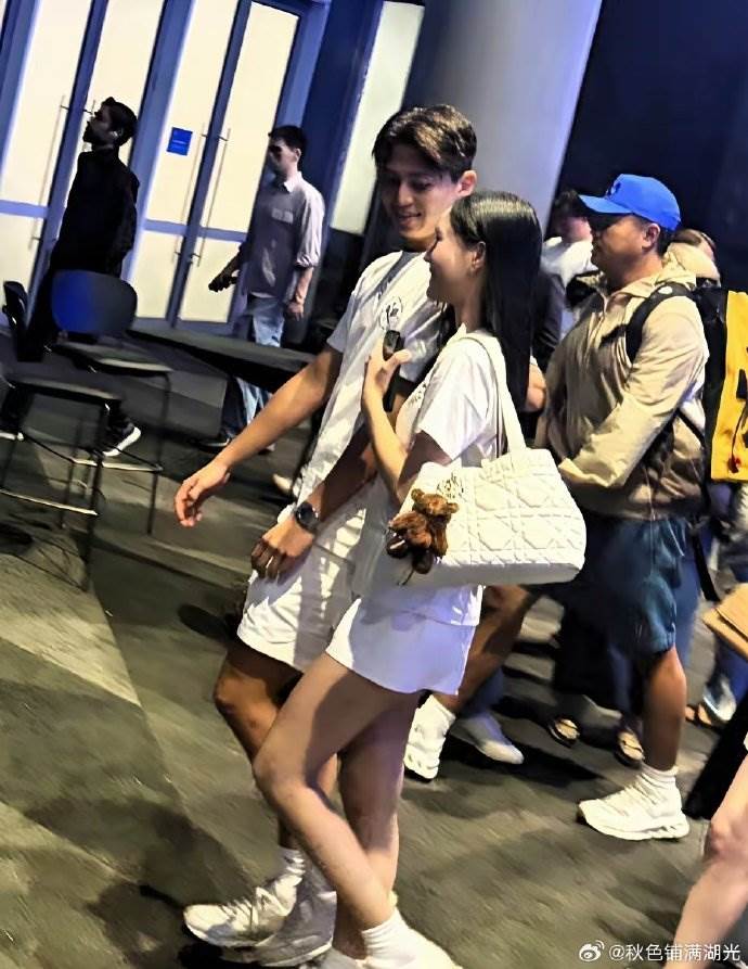 女星小S（徐熙娣）二女兒Lily（許韶恩）被拍到和一名男子同遊爆戀情。（圖／翻攝自微博）