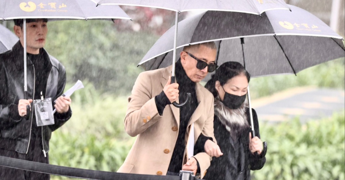 S媽手挽具俊曄一同步入大S紀念雕像揭幕儀式現場。（圖／記者沈芳宇攝）