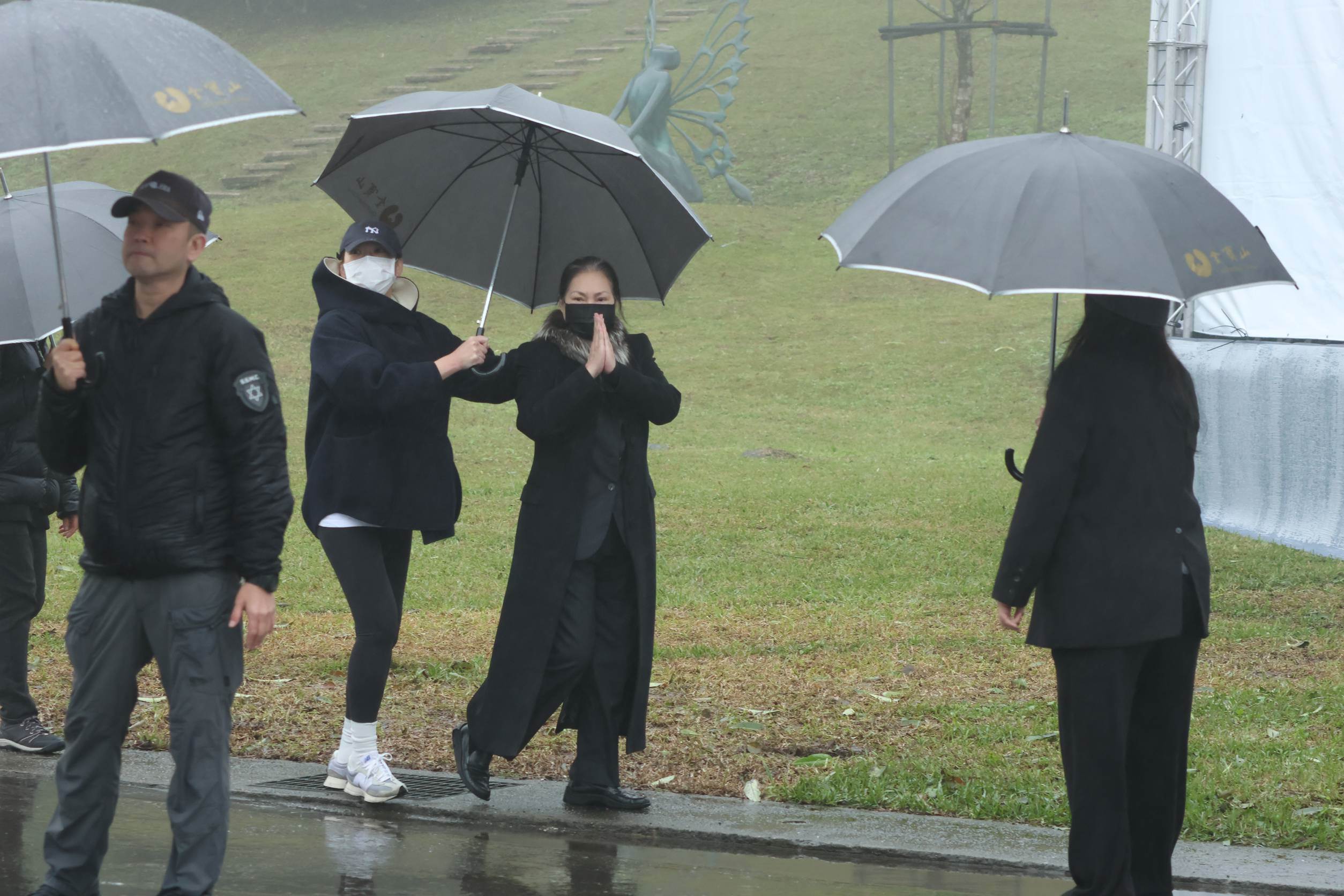 S媽雙手合十致意。（圖／東森娛樂）