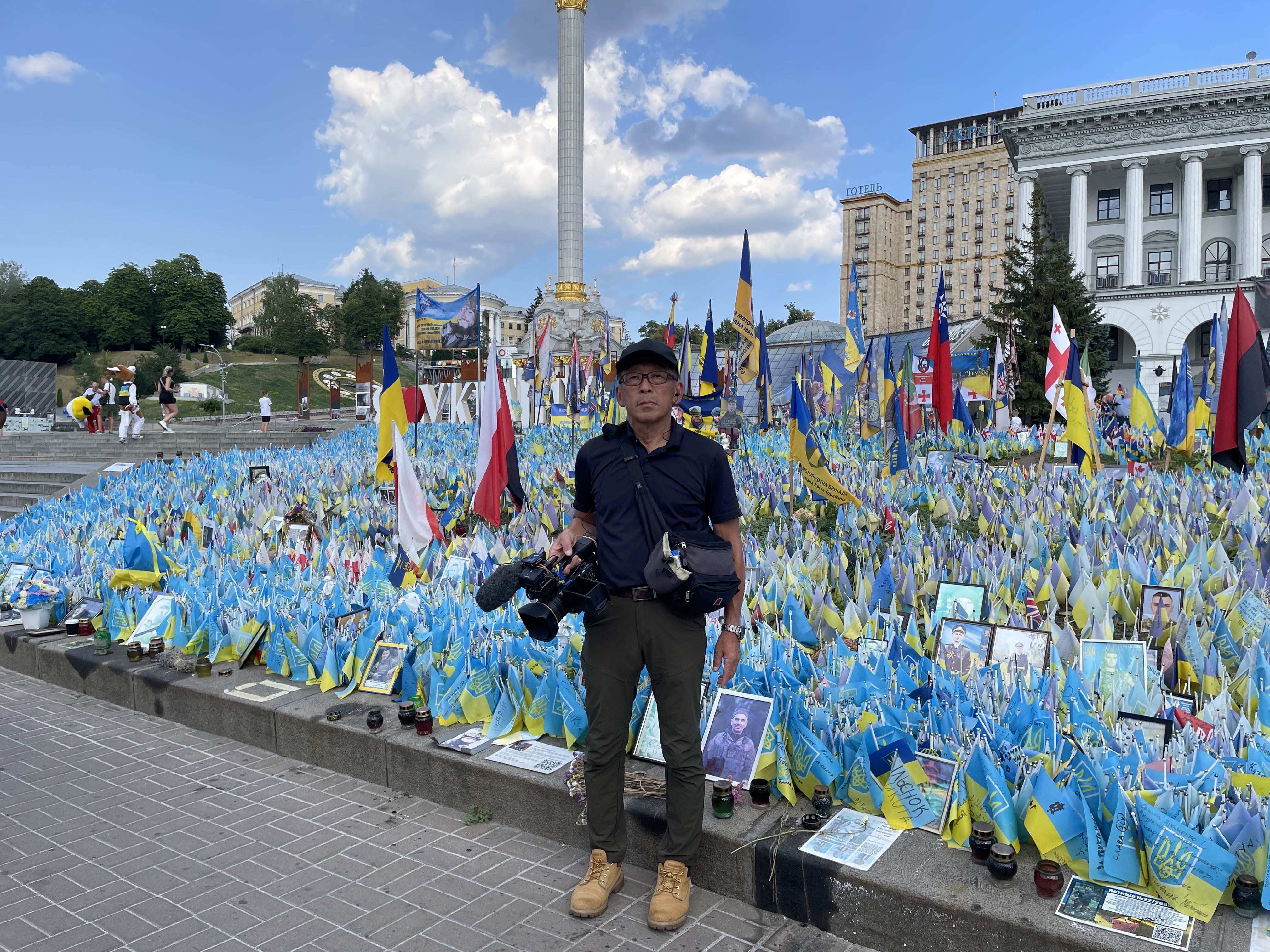 日本攝影師谷茂岡稔為拍飛彈放棄避難。（圖／天馬行空提供）