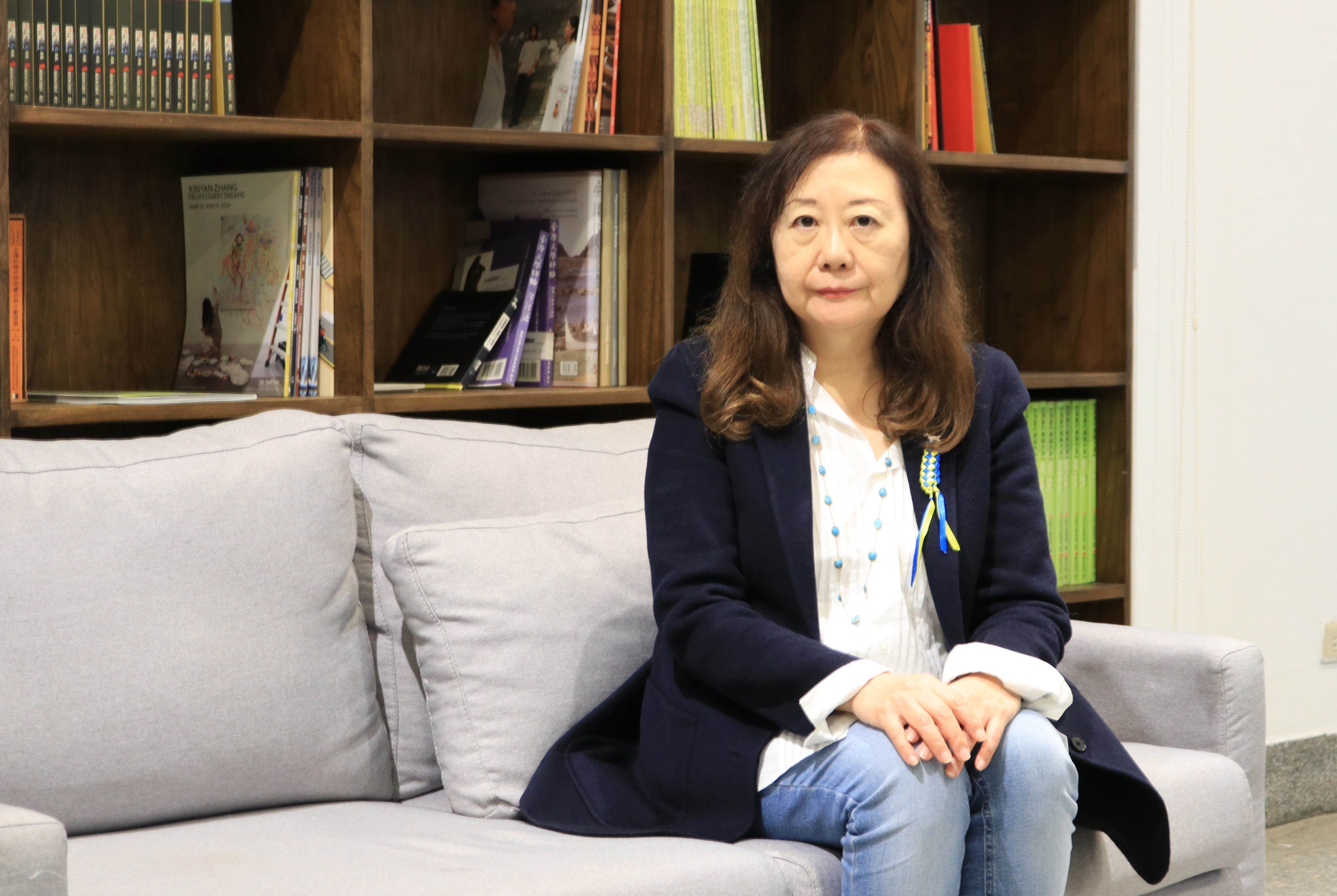 日本導演山田茜佩帶烏克蘭緞帶受訪 盼提醒自己不要忘記。（圖／天馬行空提供）