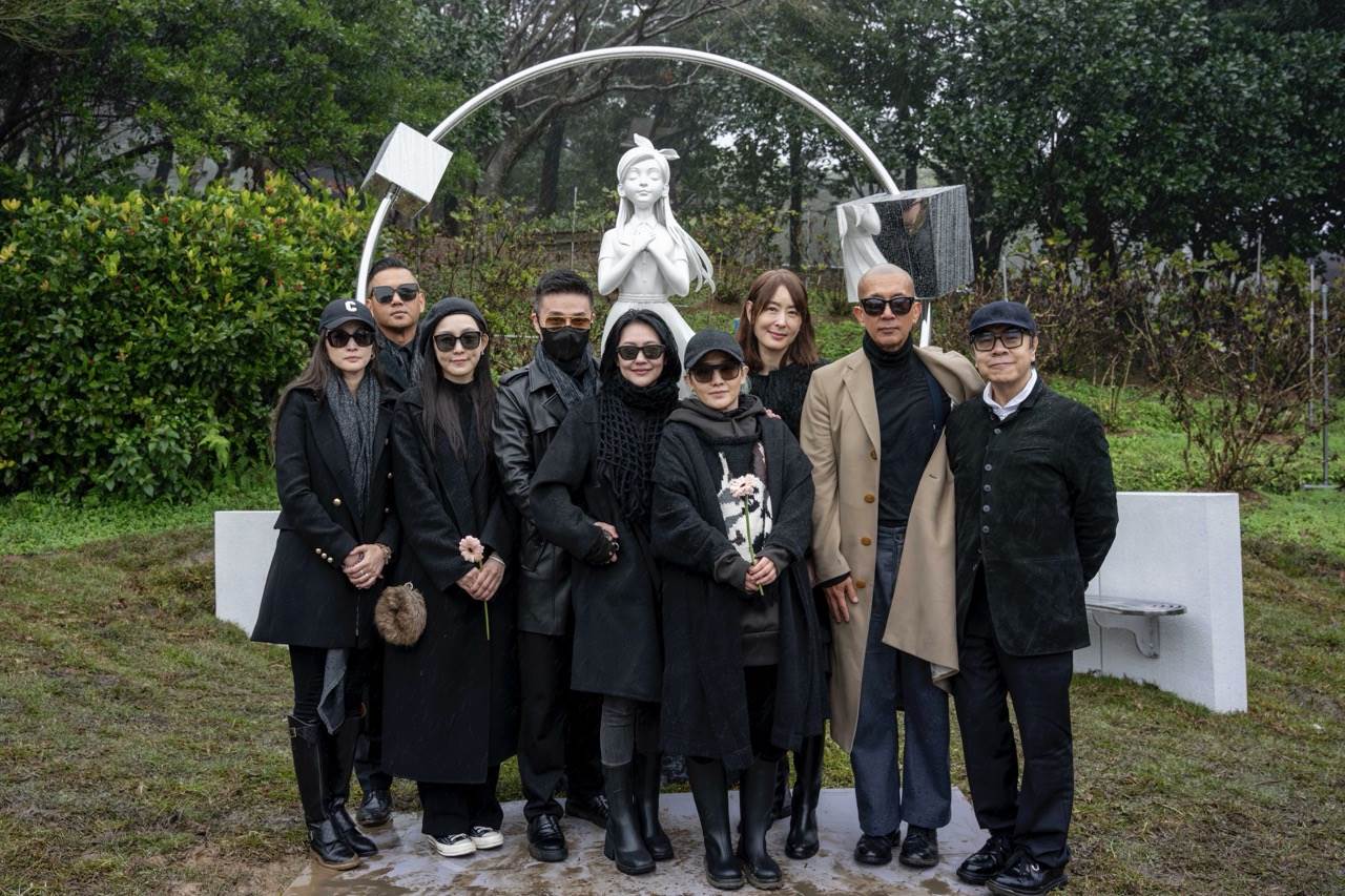 吳佩慈（左起）黑人、范瑋琪、許雅鈞、小S、范曉萱、賈永婕、具俊曄、蔡康永與大S雕像合影。（圖／經紀公司提供）
