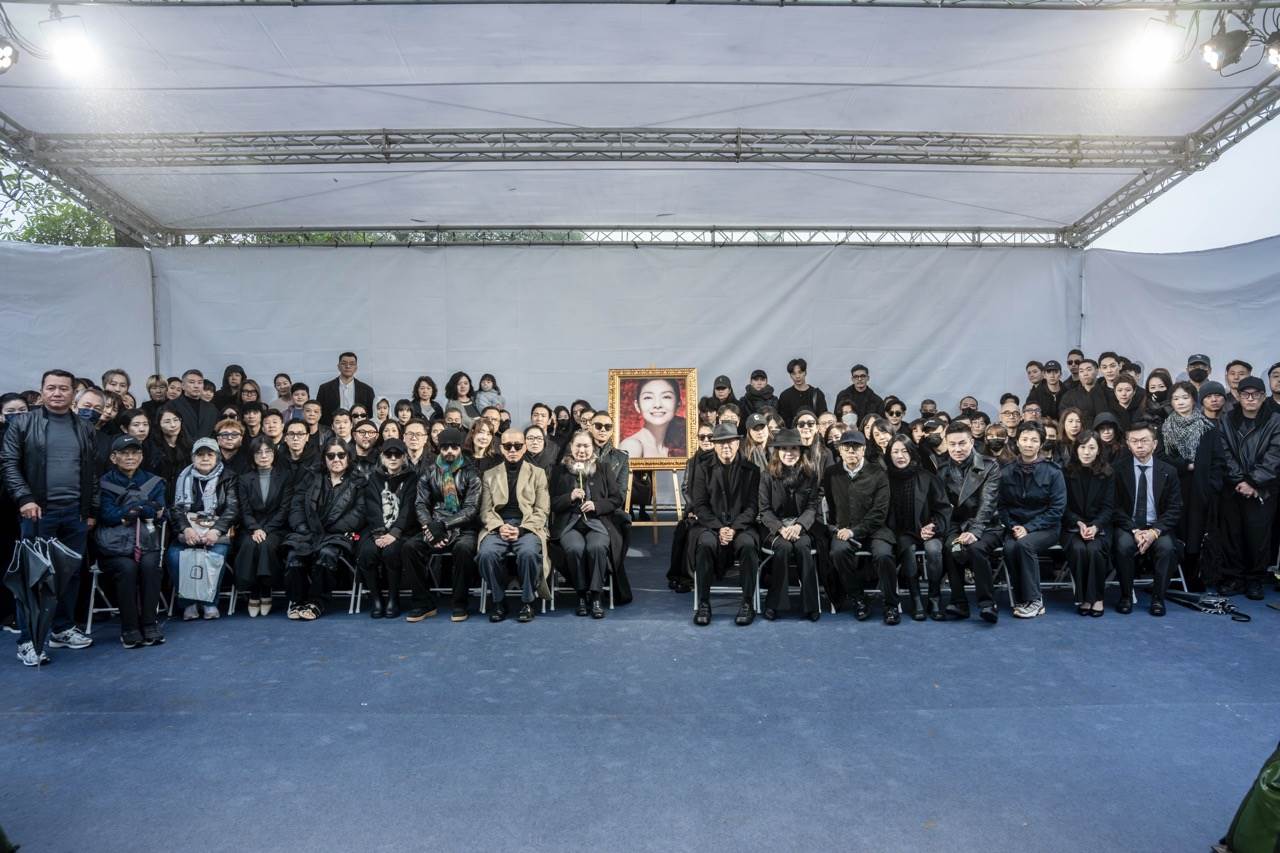 蔡康永坐在小S身旁一同見證揭幕時刻。（圖／經紀公司提供）
