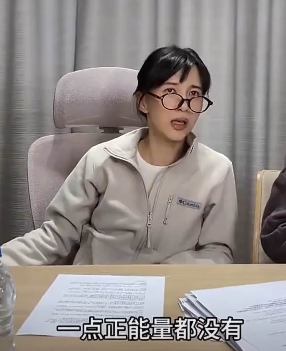 網紅Papi醬以「斃掉！一點正能量都沒有」等語句，模仿春晚審查制度。（圖／翻攝自微博＠未訡鈴曲）