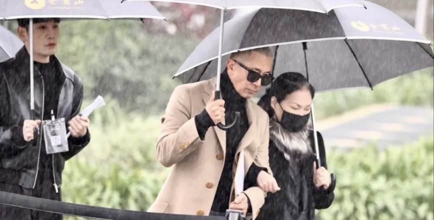 S媽手挽具俊曄一同步入大S紀念雕像揭幕儀式現場。（圖／記者沈芳宇攝）