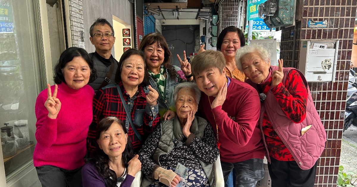 胡瓜化身驚喜到90歲阿嬤家中送幸福。（圖／下面一位提供）