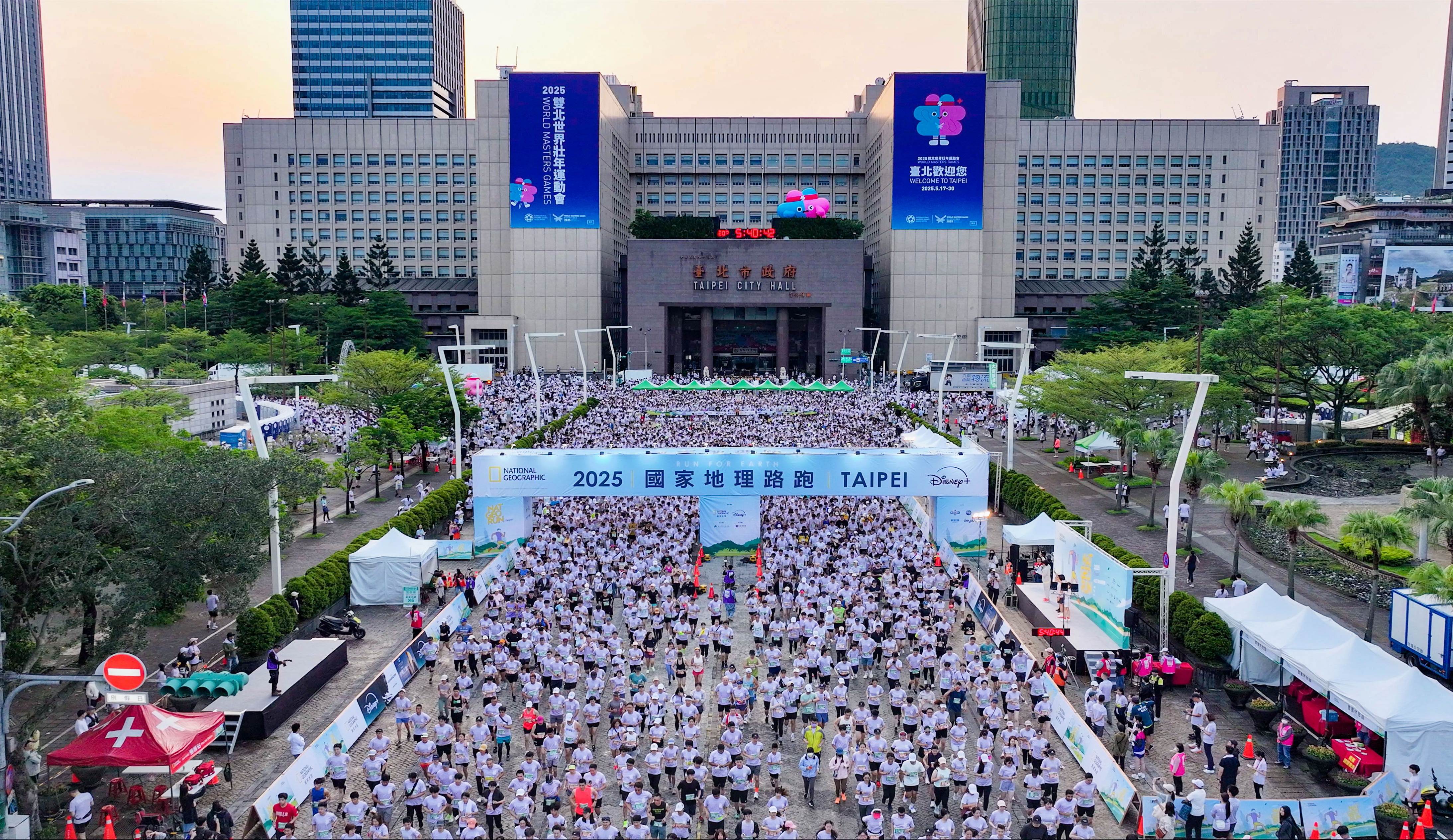 《2025國家地理路跑》共吸引兩萬跑者共襄盛舉，熱情參與為地球而跑的年度盛事。（圖／Disney+）
