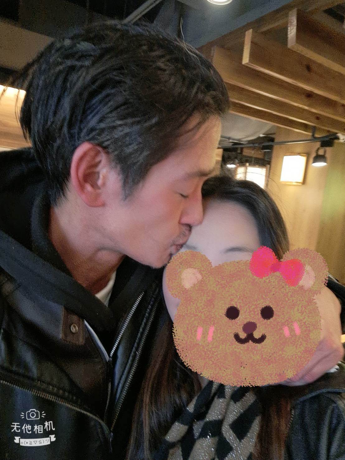 唐治平粉絲專頁小編突曬出兩人<a href='https://star.ebc.net.tw/search/tags/親吻照/' target='_blank'>親吻照</a>。（圖／翻攝自唐治平臉書）